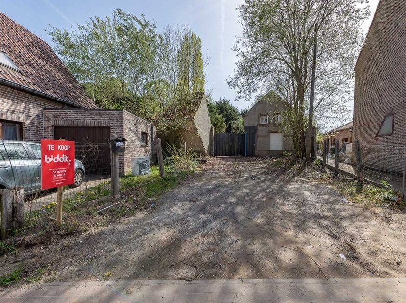MAISON A DEMOLIR AVEC HANGAR<br />
<br />
Maison à démolir avec hangar, située juste à la périphérie du centre de Liedekerke, sur un terrain de 15 are