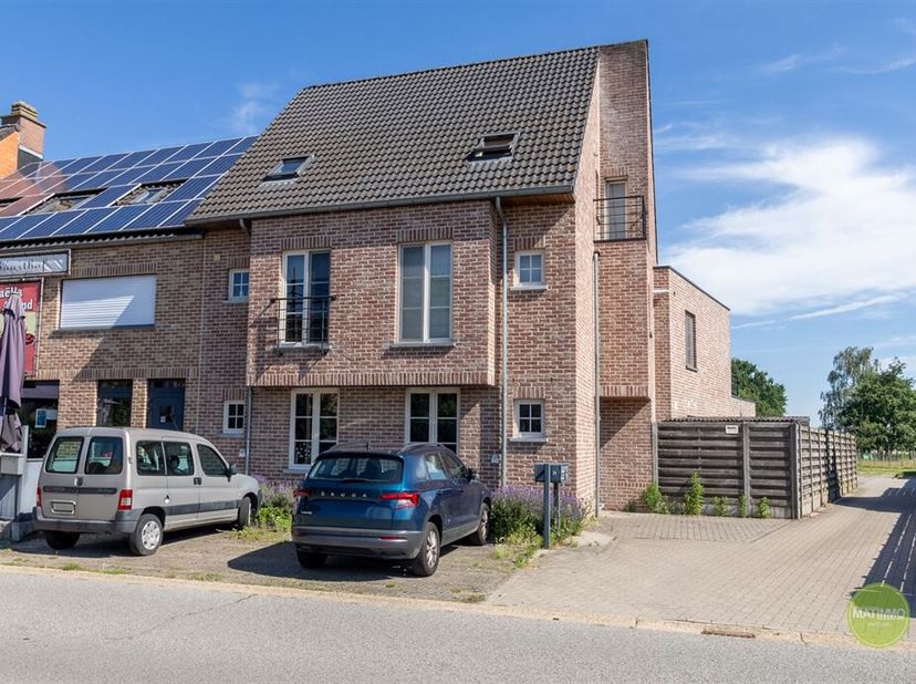 Instapklaar gelijkvloers appartement met tuin en carport in Mol-Ezaart<br />
Bent u op zoek naar een instapklaar, energiezuinig appartement op een rus