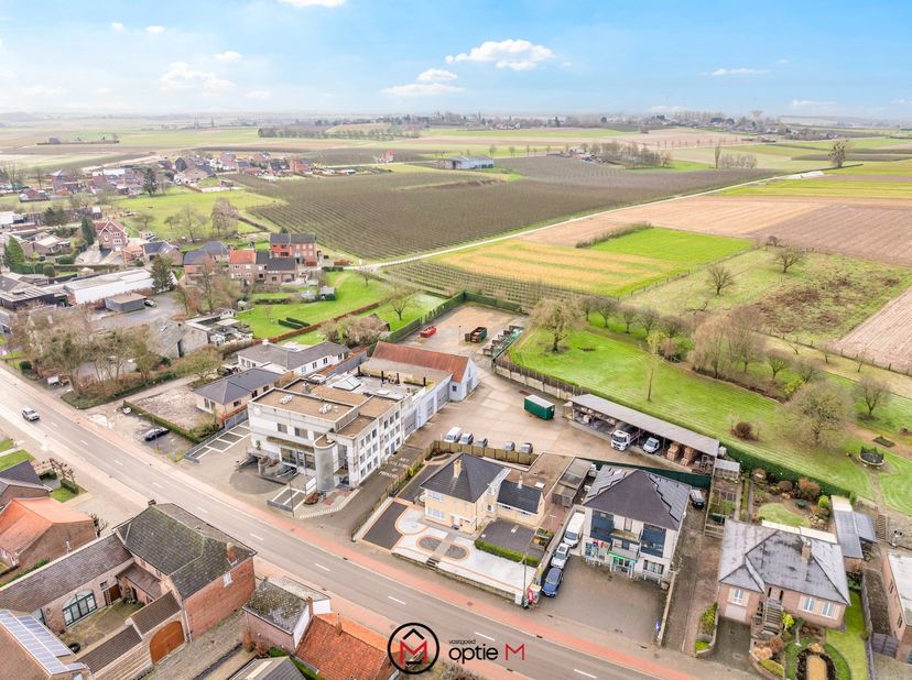 Gelegen op een ruim perceel van 46a55ca aan de Maastrichterstraat 311 in Bilzen, staat dit investeringsgebouw te koop met appartement drie kantoorvloe
