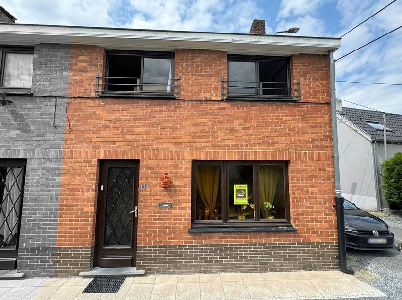 Prix: Offre à partir de 125.000 euros, frais d'agence non inclus et à charge de l'acquéreur. <br />
Maison à rafraichir comprenant: <br />
Rez: Salon,