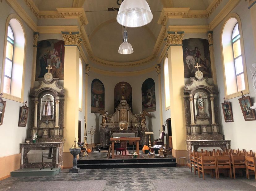 Wie een originele woongelegenheid zoekt of een originele werkplek wenst, vindt zeker zijn gading in deze kerk.<br />
Landelijk gelegen en dit in een