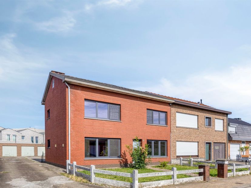 Deze halfopen bebouwing is gunstig gelegen in de gemeente vlakbij scholen, het station en het centrum. De woning biedt een praktische indeling met tal