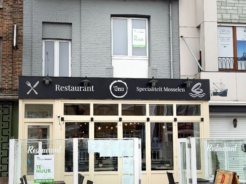 Dit horecapand is gelegen op de Kaai van Nieuwpoort Stad en bestaat uit: buitenterras - overdekt terras - de eigenlijke verbruikerszaal - lange bar -