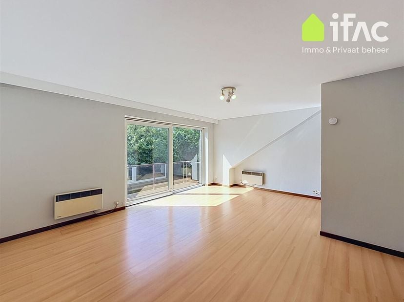 Gezellig appartement (+/-55m²) nabij het centrum van Tervuren. <br />
3e verdieping: Inkomhal, apart toilet, 25m² woonkamer met schuifraam naar zuidge