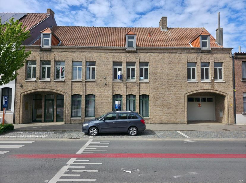 Grote eigendom op 806 m² in het centrum van Bavikhove, ideaal voor een combinatie van werken en wonen.<br />
Het grote handelsgelijkvloers van 125 m²