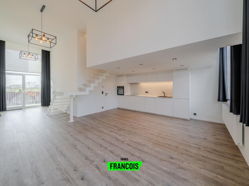 Découvrez ce spacieux et lumineux duplex à vendre au centre de Dixmude, d'une surface habitable de 98 m². Grâce à son excellente situation à proximité