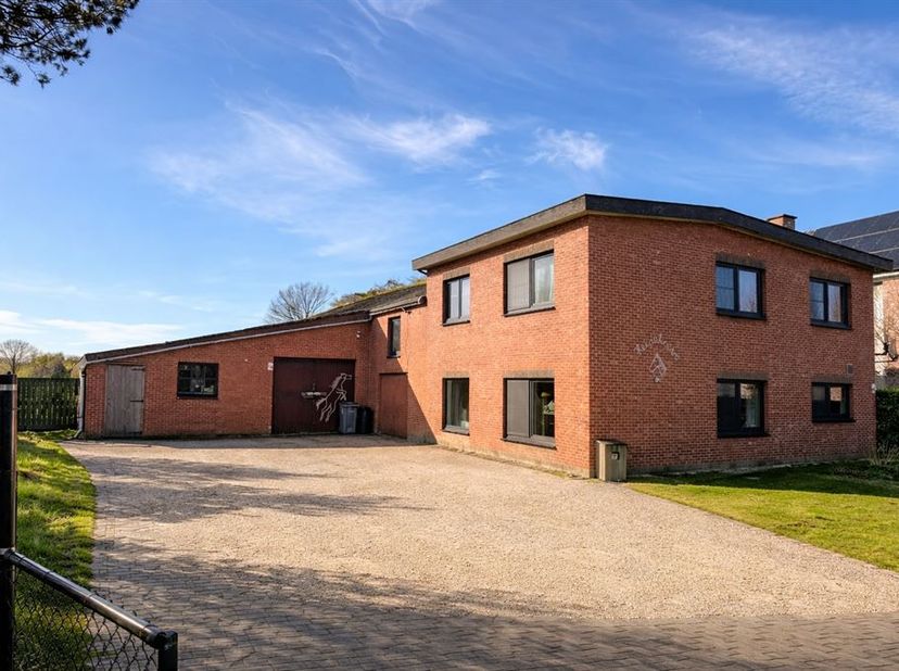 Dit uitzonderlijke hippische eigendom met open bebouwing en stallen is gelegen op een perceel van 11.268 m² en vormt een ideale opportuniteit voor paa