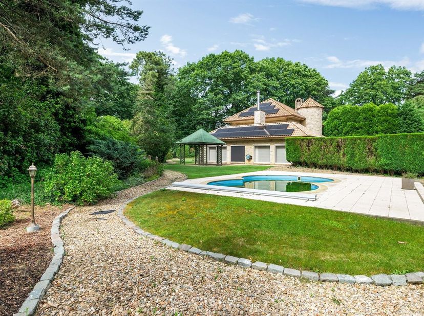 Ruime villa met 4 slpk op een perceel van 19a 11ca<br />
Deze ruime villa is gelegen op een prachtig perceel van 19a 11ca en biedt een doordachte inde