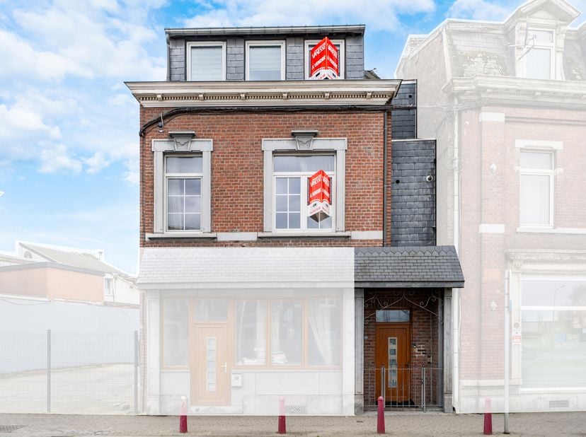 Charmant duplex de 120 m² situé à proximité de toutes commodités, commerces et principaux axes autoroutiers.<br />
Il offre un spacieux hall d’entrée,