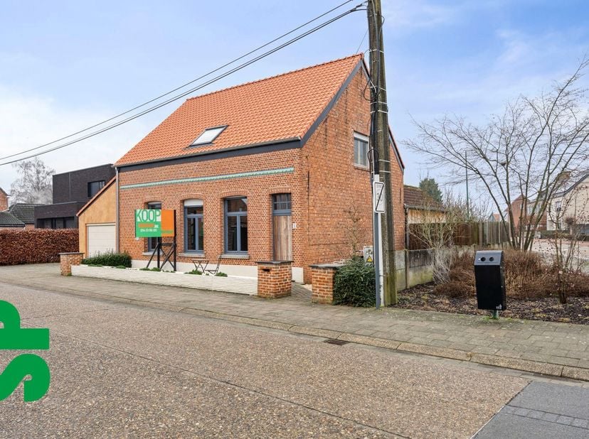 Een charmante woning in het centrum van Vorselaar met behoud van authentieke elementen.<br />
Indeling: inkomhal met behoud van authenticiteit, grote