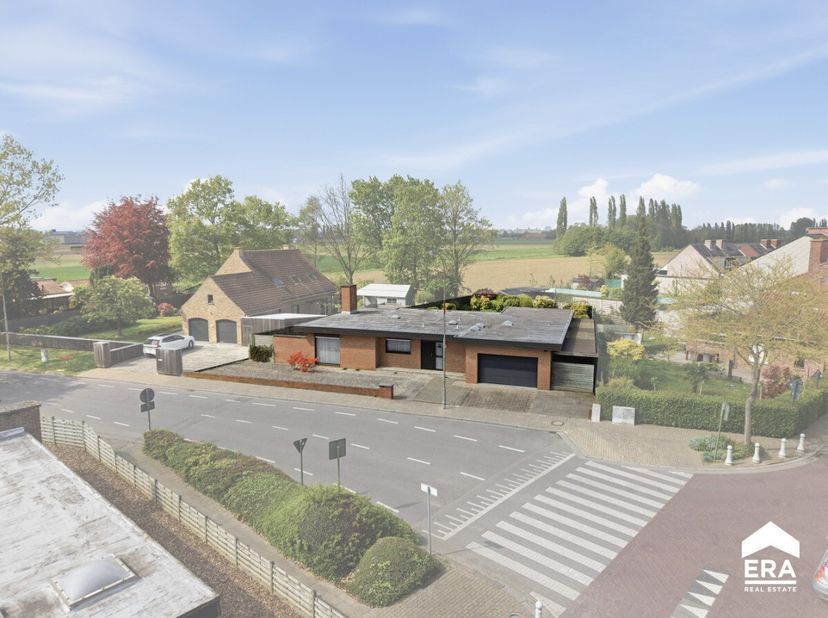 Alleenstaande gelijkvloerse woning met 3slpk, dubbele garage en uitgestrekte tuin, gelegen in een groene omgeving.Deze open bebouwing biedt een rustig