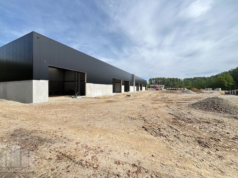 Uitstekend gelegen nieuwbouw KMO-unit van 221 m² te koop in Sint-Lievens-Houtem (Bavegem).&amp;nbsp;De site geniet van een vlotte bereikbaarheid richting