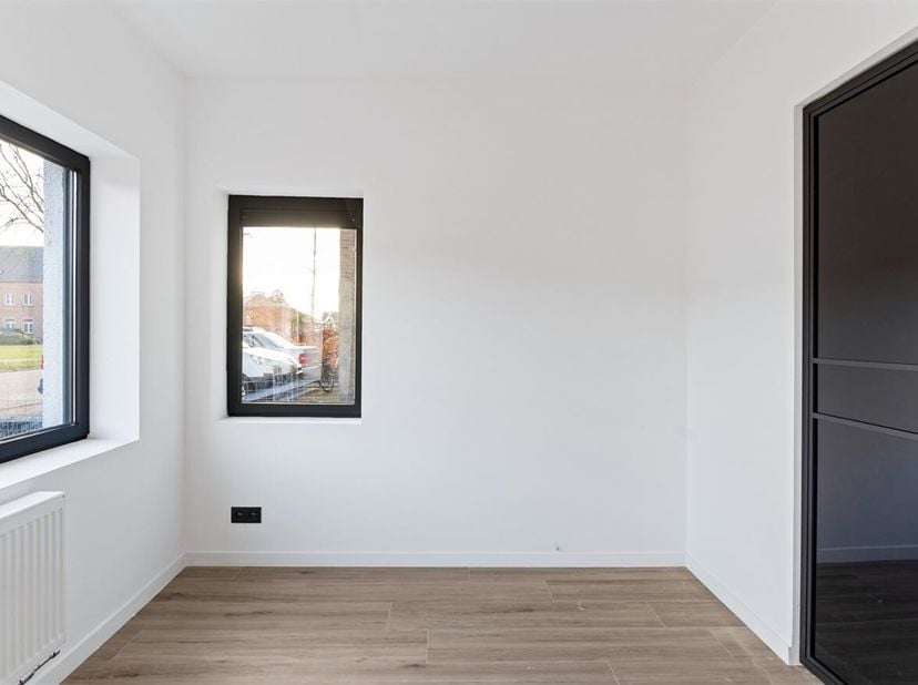 Openhuizendag op zaterdag 13 juni van 14u00 - 15u00<br />
Volledig gerenoveerde gezinswoning met 3 slaapkamers, tuin en garage<br />
Gelijkvloers<br /
