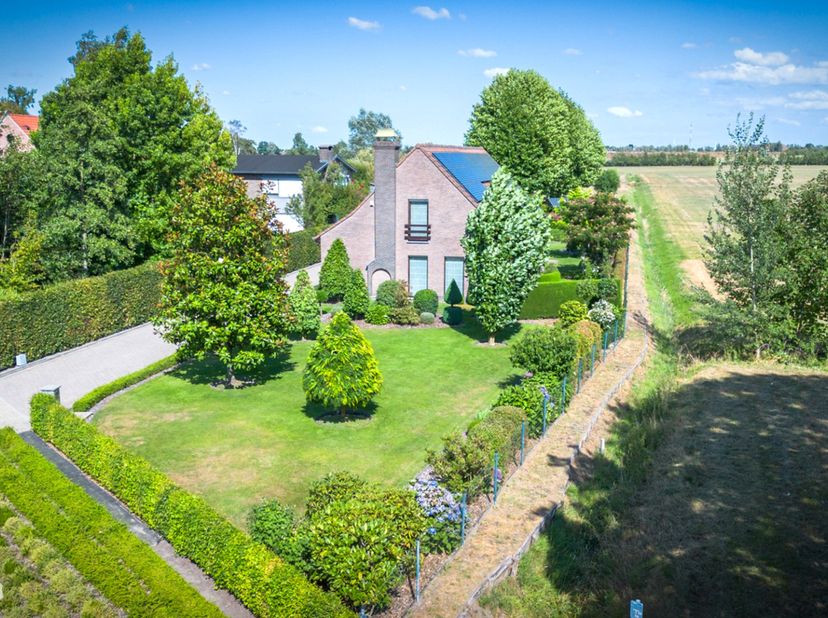 ONTHAASTINGSOPPORTUNITEIT : Compleet onttrokken aan de massa verschuilt deze villa met royaal woonoppervlak zich in de geborgenheid &amp; privacy van zijn