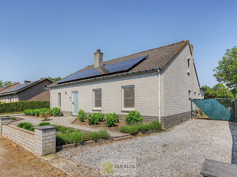 IDEALIS VASTGOED – ROYALE, INSTAPKLARE EN ZEER GOED ONDERHOUDEN GEZINSWONING OP EEN RUSTIG PERCEEL VAN 8A 44CA MET 4 KNAPPE SLAAPKAMERS, RUIME GOED UI