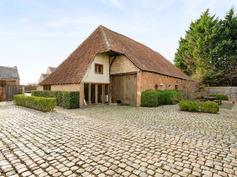 In een rustige doodlopende straat te Sint-Katelijne-Waver, en toch vlot bereikbaar, bevindt zich deze karaktervolle hoeve op een uitzonderlijk ruim pe