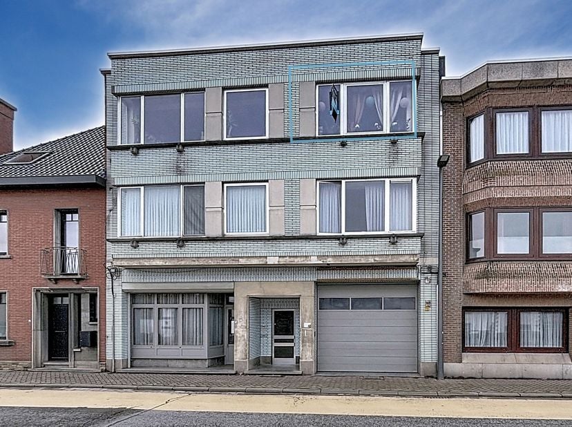 Appartement situé au 2ème étage. L’appartement se compose d’un hall d’entrée, d’un débarras, d’une cuisine, d’un séjour, d’une salle de bains avec dou