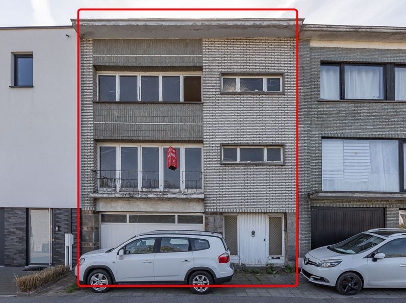 MAISON A RENOVER<br />
<br />
Bel-étage à rénover à Liedekerke. Le bien doit être entièrement rénové. Emplacement idéal, accès facile aux commerces, é