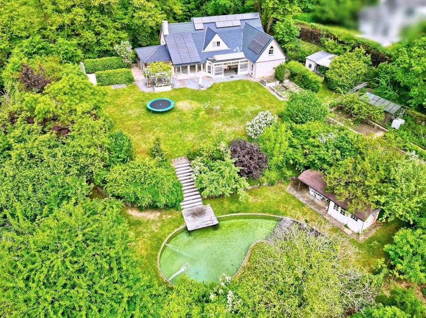 Schitterende eigentijdse villa (+- 350m² bewoonbare oppervlakte) :<br />
Begane grond : een betegelde hal + garderobe, wc en trap naar de eerste verdi