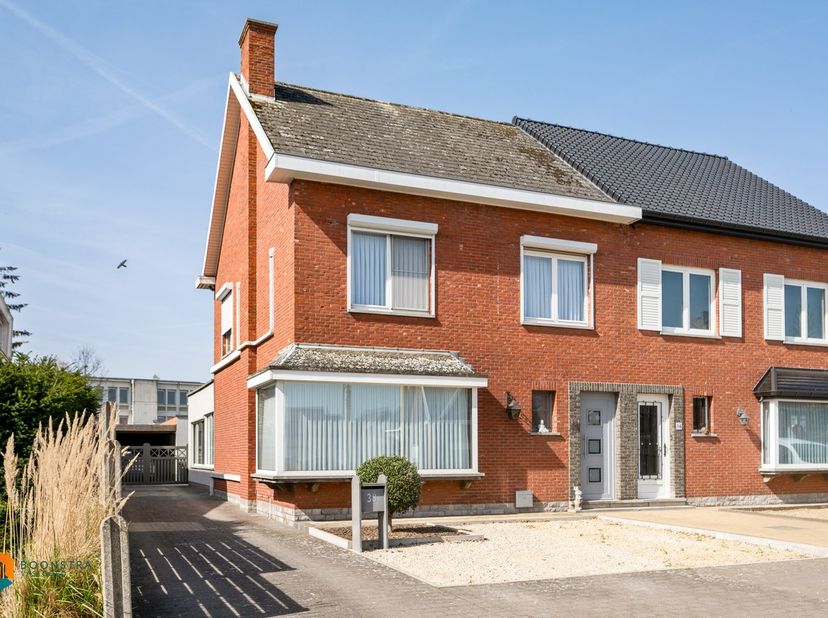 Op een goede locatie te Putte bevindt zich deze half open gezinswoning met 4 slaapkamers, 2 badkamers en een ruim bijgebouw. U geniet hier zowel van e