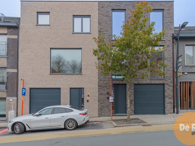 EREMBODEGEM - Deze prachtige nieuwbouwwoning bevindt zich pal in het centrum van Erembodegem. De ligging van dit pand is bijzonder aantrekkelijk met s