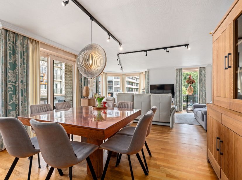 Te koop: ruim appartement in het centrum van Koksijde, nabij openbaar vervoer en op korte afstand van zee en winkels. Dit lichtrijke hoekappartement c