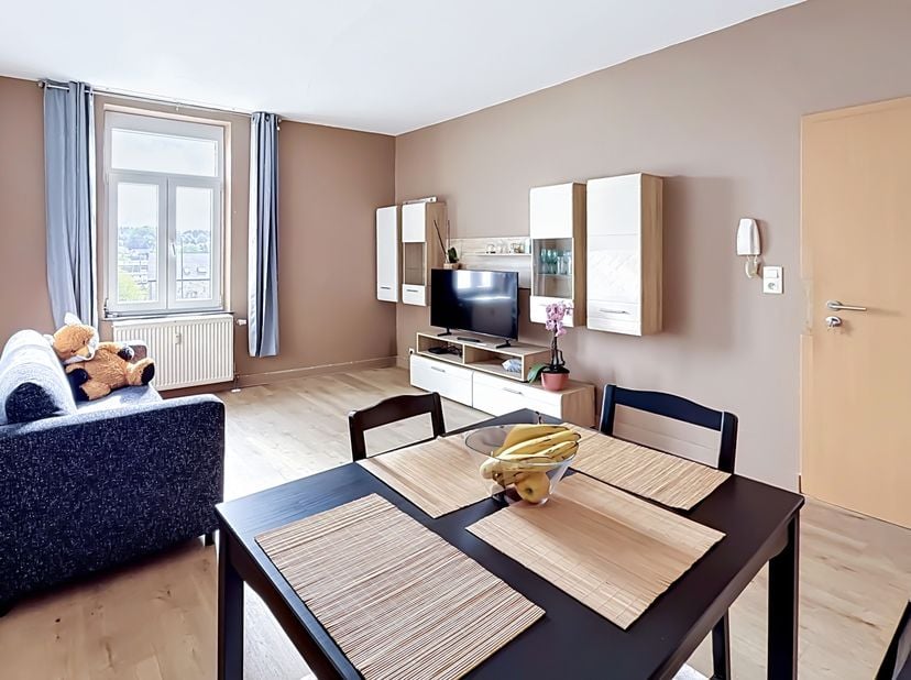 EASYHOME vous propose cet appartement 1 chambre situé en plein centre de Libramont, à proximité immédiate des commerces, écoles et commodités.<br />
I