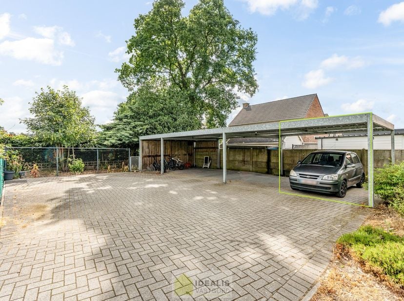 IDEALIS VASTGOED – GELIJKSVLOERS APPARTEMENT GELEGEN OP UITERST CENTRALE LOCATIE TE HECHTEL-EKSEL. Dit ruime appartement omvat een aangename 91m² en b
