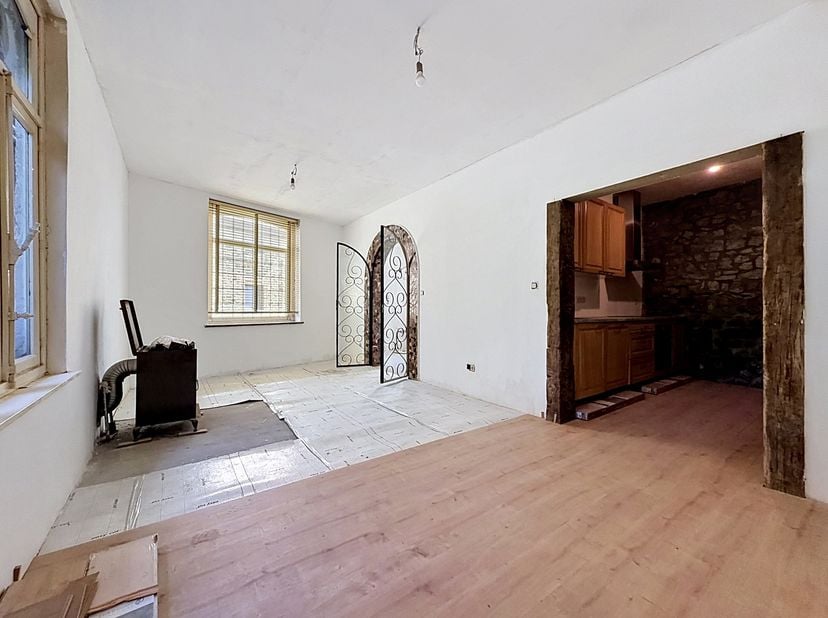 SOUS-SOL de ±31m² :<br />
- Hall de ±3m² sur béton,<br />
- Cave 1 de ±10,5m² sur béton,<br />
- Cave 2 de ±13,5m² sur béton,<br />
REZ DE CHAUSSÉE de