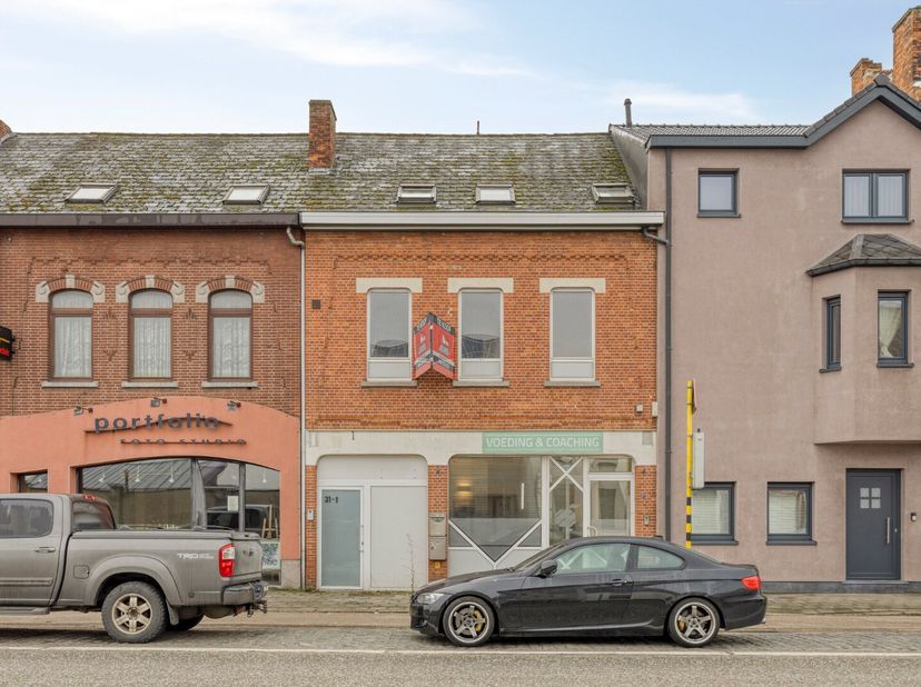 Dit gebouw combineert een commercieel handelspand van 77 m² met een instapklaar duplexappartement met drie slaapkamers. Het is uitstekend gelegen aan