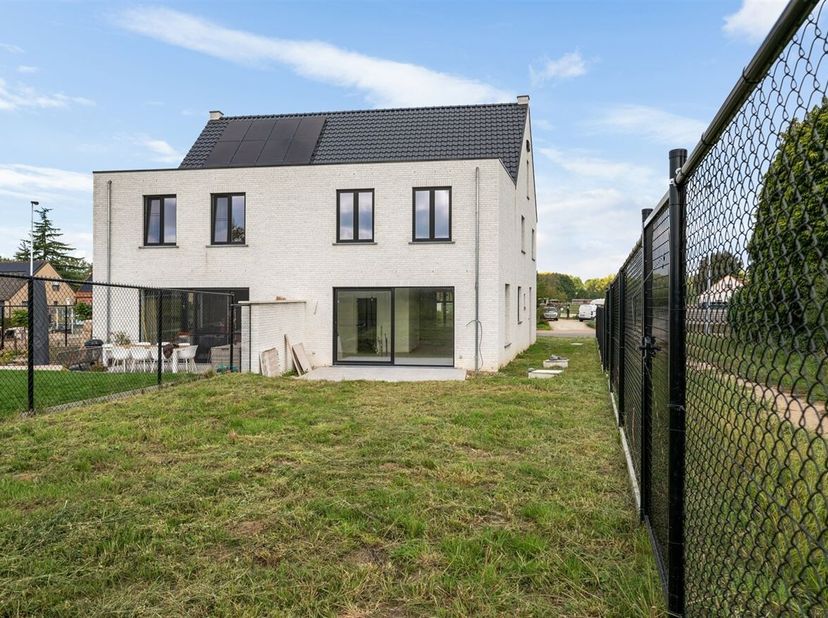 Lichtrijke nieuwbouwwoning met 4 slaapkamers en een zuidgerichte tuin<br />
Omschrijving:<br />
Bij het binnenkomen word je verwelkomd in de centrale