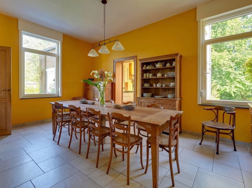 Spacieuse maison idéalement située à Chièvres, au cœur d’un environnement verdoyant et paisible, offrant un cadre de vie privilégié alliant charme, vo