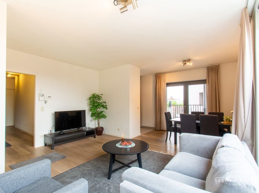 WK W 4.6 - MIN. 1 JAAR CONTRACT - In een gebouw van 2012, nabij "Place St Catherine".<br />
GEMEUBELD appartement 2 kamers van ±97m² gelegen op de 1st
