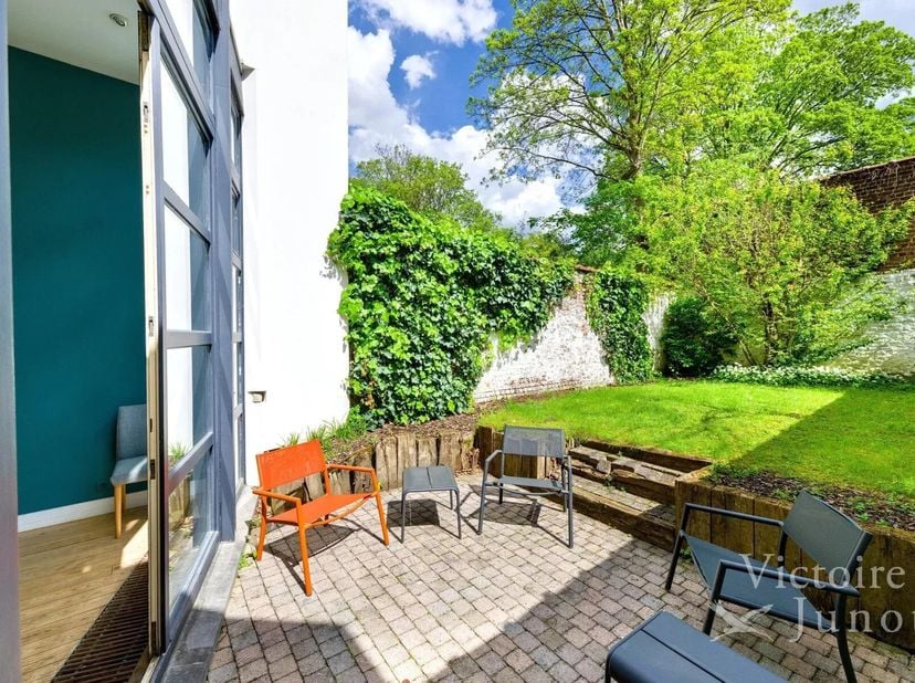 Magnifieke woning ideaal gelegen tussen het Brugmann- en het Kasteleinsplein. De woning heeft een oppervlakte van ongeveer 241 m² (volgens EPC) en bes