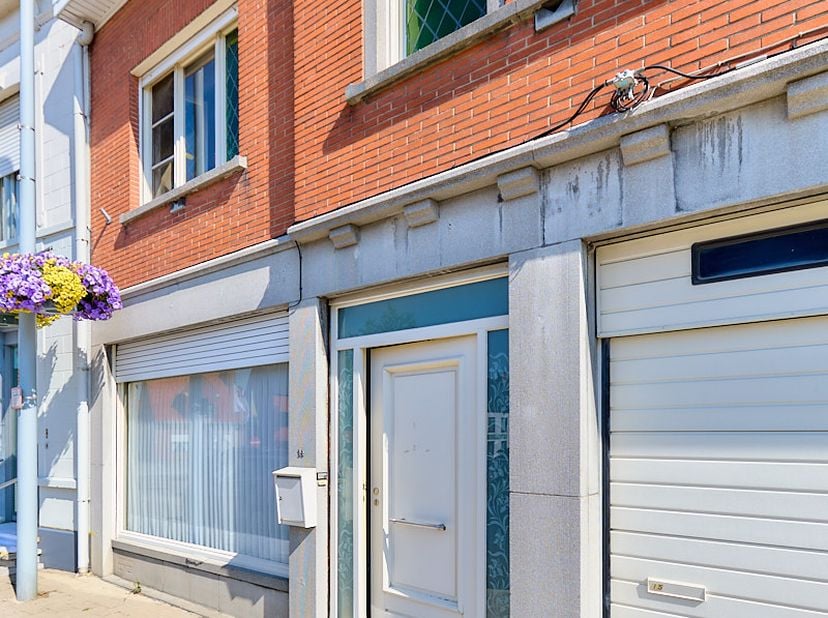 Deze woning maakte ooit samen met de naastgelegen woning één groot geheel. Waar vroeger de gekende Slagerij Frans Blomme gevestigd was, ontstonden na