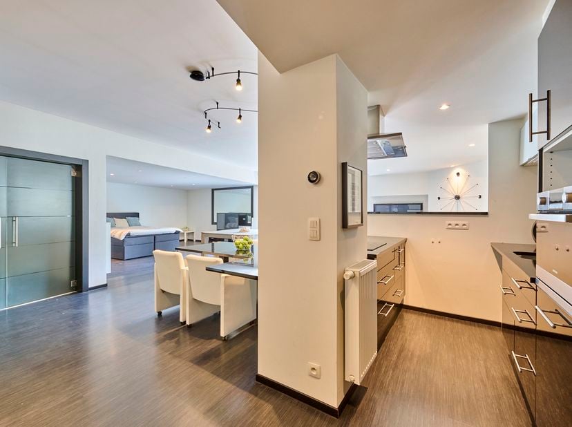 Ruim appartement van 137m² in het centrum van Diepenbeek met een echt loftgevoel. Het volledige gebouw is in 2013 volledig vernieuwd. Het appartement
