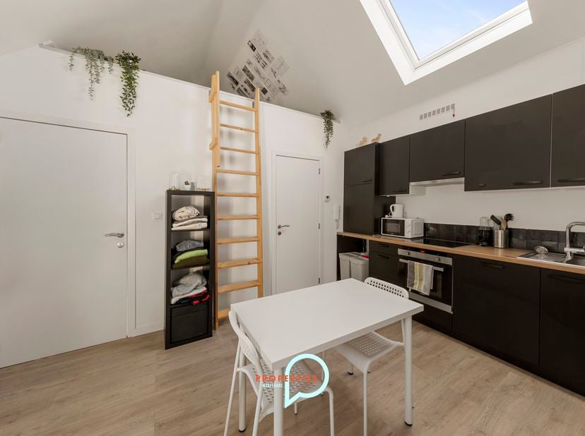 TE HUUR: INSTAPKLAAR APPARTEMENT MET MEZZANINE<br />
BEZOEKDAG: ZATERDAG 8 AUGUSTUS 2026 VAN 14.00 TOT 17.00 UUR<br />
INSCHRIJVEN IS VERPLICHT<br />