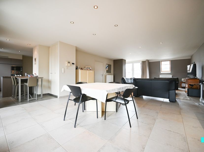 Dit ruim appartement is centraal gelegen in Izegem, op wandelafstand van het station, de Grote Markt en diverse handelszaken. Met een bewoonbare opper