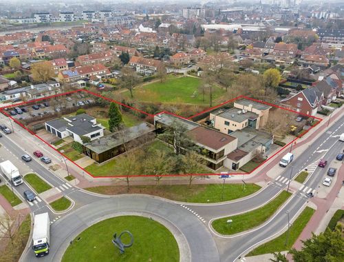                                         Immeuble de bureaux à louer à Roeselare, € 18.500
