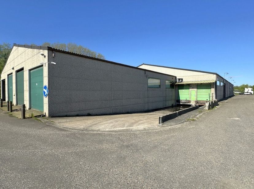2185m² magazijn met 150m² kantoorruimte<br />
Ligging: op bedrijventerrein Kielsbroek aan de voormalige Groothandelsmarkt-site, ten zuiden van het cen