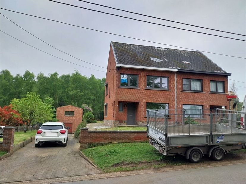 Vraag een bezoek via info@optimusvastgoed.be!<br />
TE HUUR: Gerenoveerde woning met 3 slaapkamers te Paal!<br />
Deze halfopen bebouwing is rustig ge