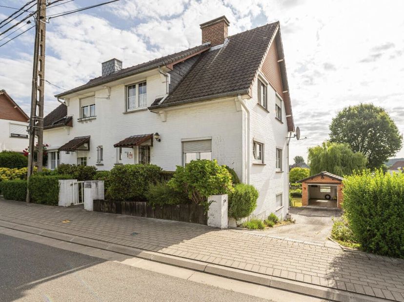 BELLE MAISON 3 FAÇADES. <br />
 <br />
Belle maison 3 façades sur Bierges (Wavre) dans un quartier calme et résidentiel proche des commodités et des f