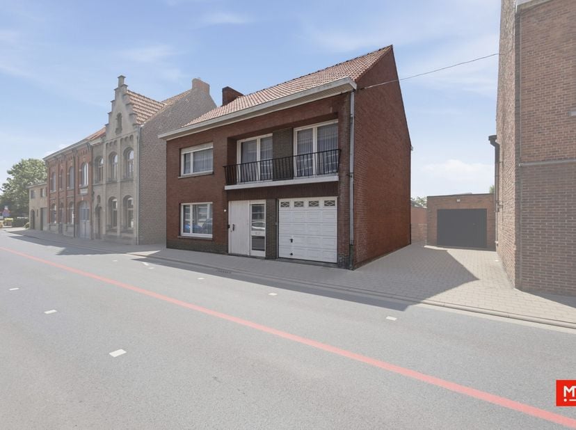 In het centrum van Langemark en op wandelafstand van alle voorzieningen treffen we deze ruime te renoveren woning. Met een bewoonbare oppervlakte van