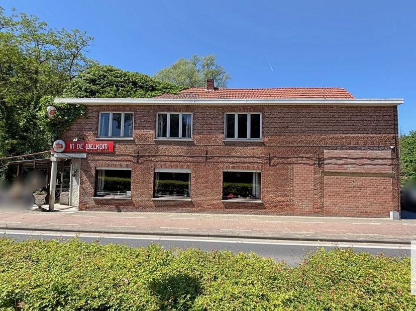 Op een goed bereikbare locatie te Baal bevindt zich dit veelzijdige eigendom op een perceel van 13a49ca, momenteel café met woonst, overdekt terras, r