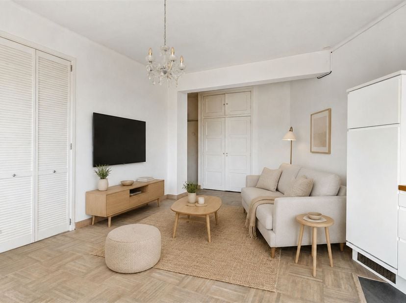 Cet appartement lumineux et chaleureux à vendre est situé au 132, rue Mercator, à Anvers. Il se trouve entre la gare centrale et la gare de Berchem, à
