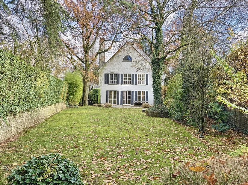 Deze weelderige klassieke villa ligt in een van de meest gewilde wijken van Brussel, in een groene omgeving aan de rand van de prestigieuze Royal Léop