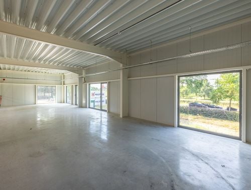                                         Magazijn met bureel te koop in Kortessem, € 600.615
