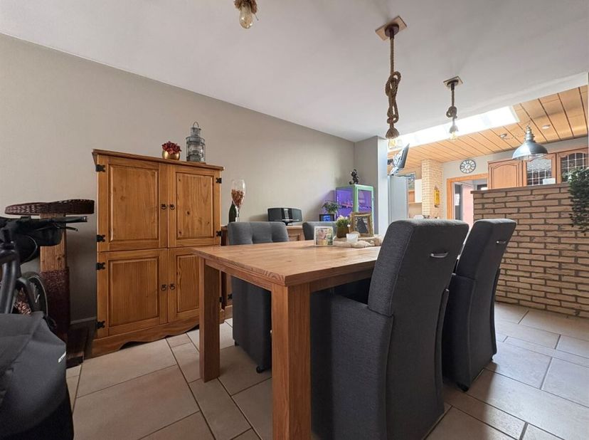 Ruime 3 slaapkamer woning op toplocatie<br />
Ligging: Deze ruime woning is gelegen in het hart van Herentals, op wandelafstand van winkels, scholen,