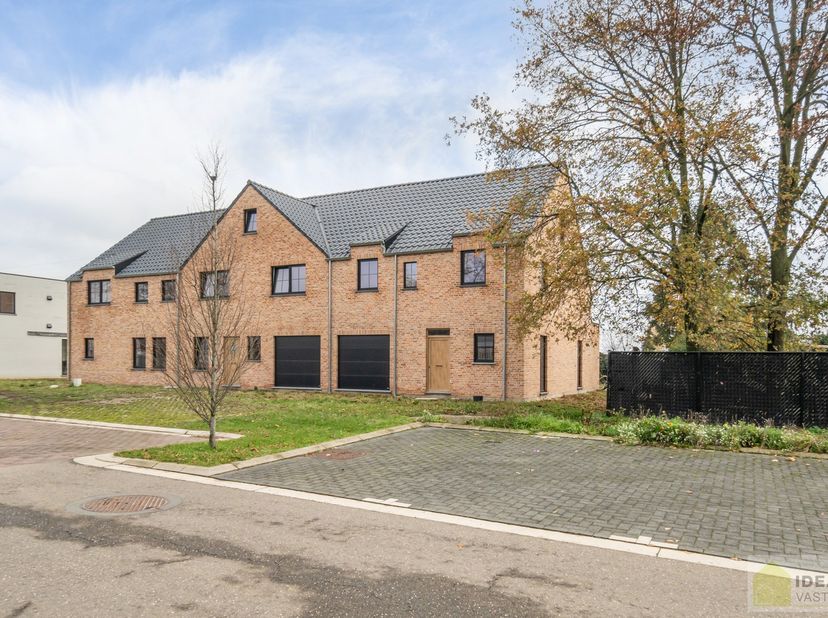 PRACHTIGE NIEUWBOUWWONING (GRONDAANDEEL €116.000,00 + 12% REGISTRATIERECHTEN EN CONSTRUCTIE € 277.000,00 + 21% BTW) MET EEN HEERLIJK LICHTRIJKE WOONKA