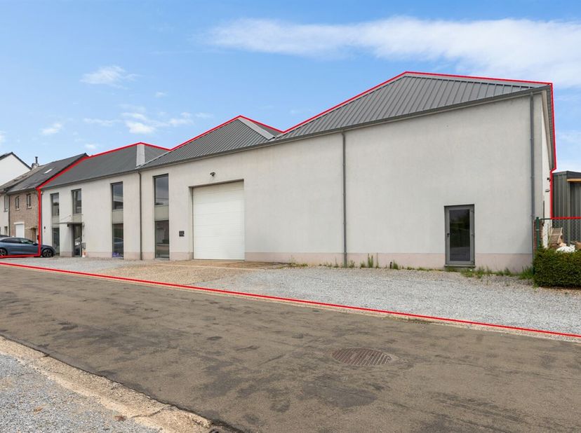 Bedrijfsgebouw met 593m² magazijn en 240m² burelen te Genk<br />
Het pand is gelegen aan de Lantmeetersweg te Genk, een strategische locatie binnen de